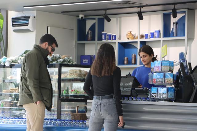 (251229) -- AMMAN, Dec. 29, 2025 (Xinhua) -- People order coffee at a cafe in Amman, Jordan, Dec. 25, 2025. TO GO with "Feature: From social occasions to daily habits, coffee craze reveals changing Jordanian lifestyle" (Xinhua/He Yiping)