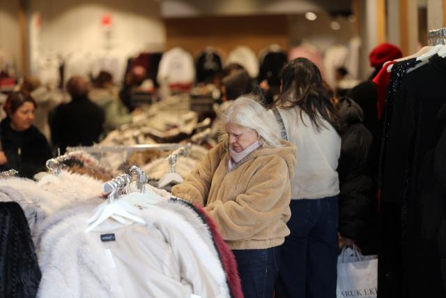 (251229) -- ANKARA, Dec. 29, 2025 (Xinhua) -- People shop for clothes at a store in Ankara, Türkiye, Dec. 29, 2025. TO GO WITH "Roundup: Türkiye enters 2026 with cooling inflation, lingering risks" (Mustafa Kaya/Handout via Xinhua)