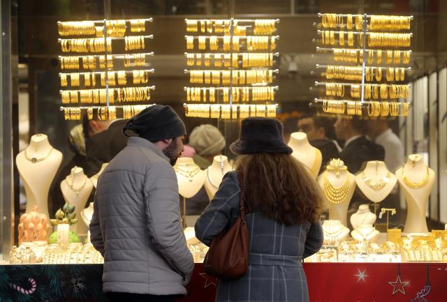 (251229) -- ANKARA, Dec. 29, 2025 (Xinhua) -- People shop in a jewelry store in Ankara, Türkiye, Dec. 29, 2025. TO GO WITH "Roundup: Türkiye enters 2026 with cooling inflation, lingering risks" (Mustafa Kaya/Handout via Xinhua)