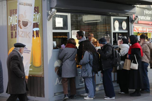 (251229) -- ANKARA, Dec. 29, 2025 (Xinhua) -- People shop at a public bakery in Ankara, Türkiye, Dec. 29, 2025. TO GO WITH "Roundup: Türkiye enters 2026 with cooling inflation, lingering risks" (Mustafa Kaya/Handout via Xinhua)