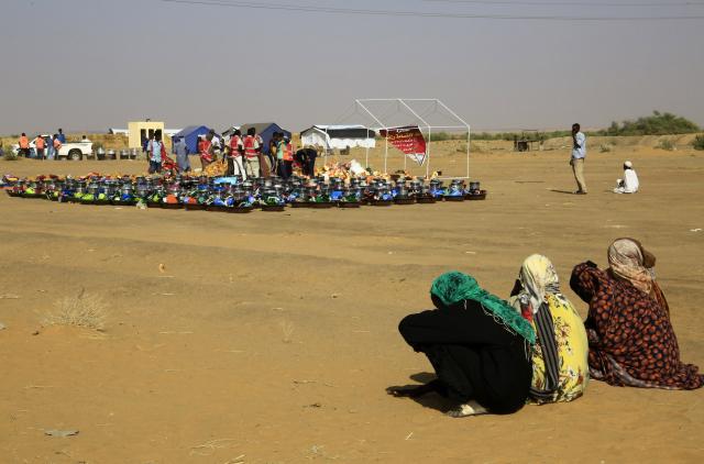 (251229) -- AL-DABBAH, Dec. 29, 2025 (Xinhua) -- Volunteers prepare to distribute newly arrived aid supplies at Al-Affad displacement camp in Al-Dabbah city, northern Sudan, Nov. 13, 2025. TO GO WITH: "Roundup: Sudan's 2025 -- a year of shifting fronts, deepening crises" (Photo by Mohamed Khidir/Xinhua)