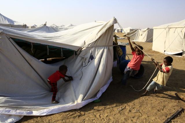(251229) -- AL-DABBAH, Dec. 29, 2025 (Xinhua) -- Displaced children attempt to erect a tent at Al-Affad displacement camp in Al-Dabbah city, northern Sudan, Nov. 13, 2025. TO GO WITH: "Roundup: Sudan's 2025 -- a year of shifting fronts, deepening crises" (Photo by Mohamed Khidir/Xinhua)