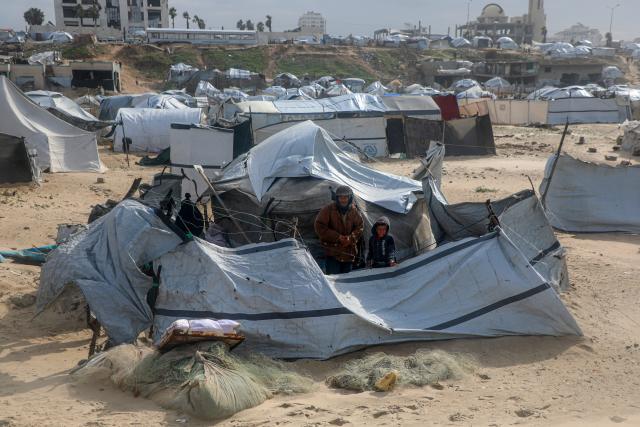 (251229) -- GAZA, Dec. 29, 2025 (Xinhua) -- Displaced Palestinians are pictured at a temporary shelter near the Gaza port in Gaza City, Dec. 29, 2025. (Photo by Rizek Abdeljawad/Xinhua)