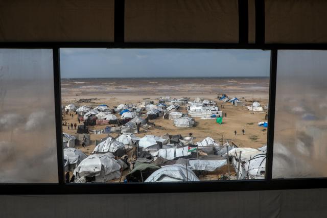 (251229) -- GAZA, Dec. 29, 2025 (Xinhua) -- Displaced Palestinians are pictured at a temporary shelter near the Gaza port in Gaza City, Dec. 29, 2025. (Photo by Rizek Abdeljawad/Xinhua)