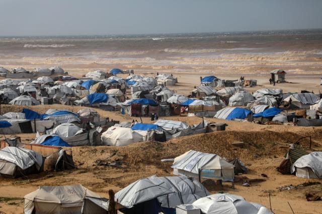 (251229) -- GAZA, Dec. 29, 2025 (Xinhua) -- Displaced Palestinians are pictured at a temporary shelter near the Gaza port in Gaza City, Dec. 29, 2025. (Photo by Rizek Abdeljawad/Xinhua)