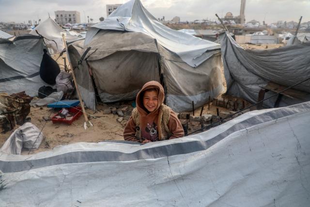 (251229) -- GAZA, Dec. 29, 2025 (Xinhua) -- A displaced Palestinian child is pictured at a temporary shelter near the Gaza port in Gaza City, Dec. 29, 2025. (Photo by Rizek Abdeljawad/Xinhua)