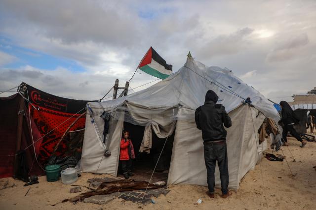 (251229) -- GAZA, Dec. 29, 2025 (Xinhua) -- Displaced Palestinians are pictured at a temporary shelter near the Gaza port in Gaza City, Dec. 29, 2025. (Photo by Rizek Abdeljawad/Xinhua)
