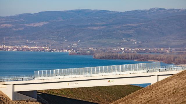 (251230) -- GOLUBAC, Dec. 30, 2025 (Xinhua) -- This photo taken on Dec. 29, 2025 shows the construction site of the Chinese-built Danube Corridor fast road in Golubac, Serbia. Vucic said the road would significantly improve connectivity along the Danube and support economic development in eastern Serbia, expressing satisfaction with the quality of construction and confidence in the Chinese builders.
   TO GO WITH "Serbian president inspects Chinese-built Danube Corridor" (Photo by Wang Wei/Xinhua)