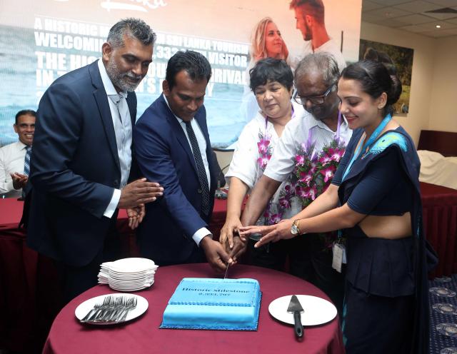 (251230) -- COLOMBO, Dec. 30, 2025 (Xinhua) -- Staff members welcome a family from India who are recognized the 2,333,797th international traveler to Sri Lanka in 2025 at Bandaranaike International Airport in Katunayake, Sri Lanka, Dec. 29, 2025. Sri Lanka on Monday surpassed its previous tourist arrivals record, welcoming the highest number of international visitors since 2018, tourism authorities said.
  According to official data, total tourist arrivals in 2025 reached 2,333,797, exceeding the previous record of 2,333,796 set in 2018. (Photo by Gayan Sameera/Xinhua)