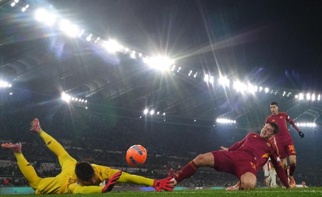 (251230) -- ROME, Dec. 30, 2025 (Xinhua) -- Roma's Evan Ferguson (2nd R) scores his goal during a Serie A football match between Roma and Genoa in Rome, Italy, Dec. 29, 2025. (Photo by Alberto Lingria/Xinhua)
