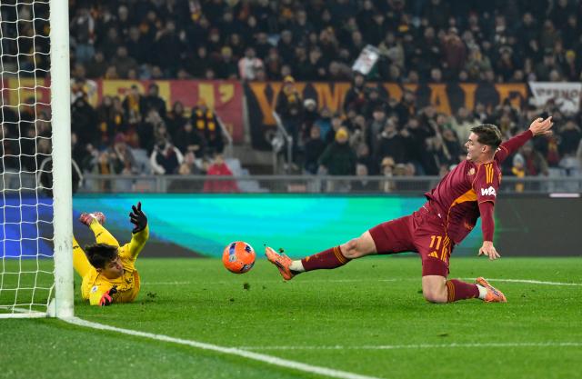 (251230) -- ROME, Dec. 30, 2025 (Xinhua) -- Roma's Evan Ferguson (R) scores his goal during a Serie A football match between Roma and Genoa in Rome, Italy, Dec. 29, 2025. (Photo by Alberto Lingria/Xinhua)