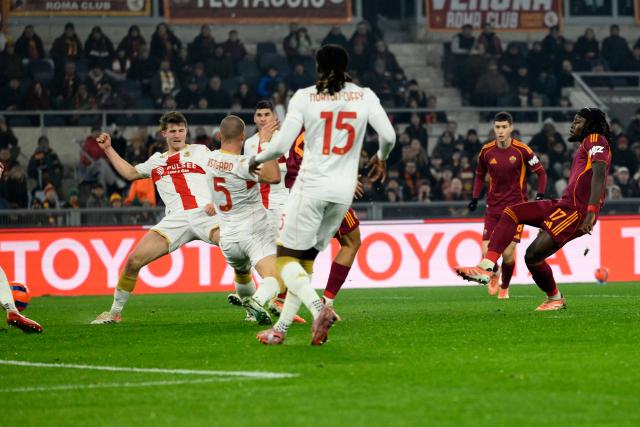 (251230) -- ROME, Dec. 30, 2025 (Xinhua) -- Roma's Manu Kone (1st R) scores his goal during a Serie A football match between Roma and Genoa in Rome, Italy, Dec. 29, 2025. (Photo by Alberto Lingria/Xinhua)