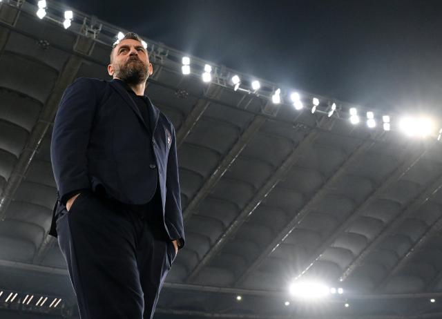(251230) -- ROME, Dec. 30, 2025 (Xinhua) -- Genoa's head coach Daniele De Rossi is seen before a Serie A football match between Roma and Genoa in Rome, Italy, Dec. 29, 2025. (Photo by Alberto Lingria/Xinhua)