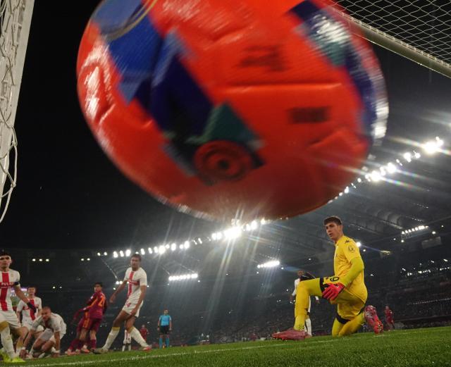 (251230) -- ROME, Dec. 30, 2025 (Xinhua) -- Genoa's goalkeeper Daniele Sommariva (1st R) fails to save the goal of Roma's Manu Kone during a Serie A football match between Roma and Genoa in Rome, Italy, Dec. 29, 2025. (Photo by Alberto Lingria/Xinhua)