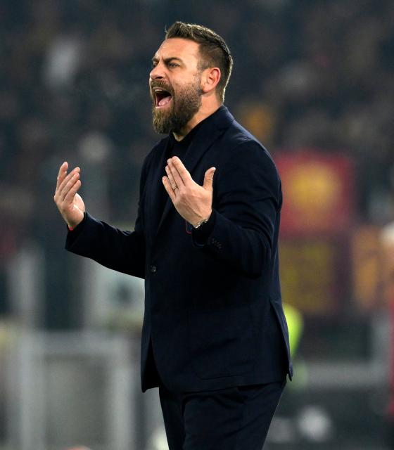(251230) -- ROME, Dec. 30, 2025 (Xinhua) -- Genoa's head coach Daniele De Rossi gestures during a Serie A football match between Roma and Genoa in Rome, Italy, Dec. 29, 2025. (Photo by Alberto Lingria/Xinhua)