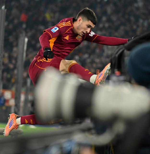 (251230) -- ROME, Dec. 30, 2025 (Xinhua) -- Roma's Matias Soule celebrates his goal during a Serie A football match between Roma and Genoa in Rome, Italy, Dec. 29, 2025. (Photo by Alberto Lingria/Xinhua)