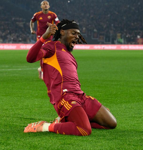 (251230) -- ROME, Dec. 30, 2025 (Xinhua) -- Roma's Manu Kone celebrates his goal during a Serie A football match between Roma and Genoa in Rome, Italy, Dec. 29, 2025. (Photo by Alberto Lingria/Xinhua)