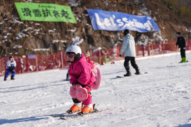(251230) -- BEIJING, Dec. 30, 2025 (Xinhua) -- A child skis at the SkyLand ski resort in Anji County of Huzhou City, east China's Zhejiang Province on Dec. 28, 2025. Skiing and a variety of other winter sports have become a popular seasonal pastime for a growing number of people in Zhejiang Province. The province boasts many ice and snow resorts, both indoor and outdoor, providing ample choices for enthusiasts. 
   According to a ski industry white paper, the 2024-2025 winter sports season saw a national participation of 26.05 million skiers. Zhejiang ranked sixth nationwide with 1.29 million participants, leading all southern Chinese provinces in skier numbers. (Xinhua/Huang Zongzhi)
