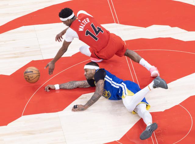 (251230) -- BEIJING, Dec. 30, 2025 (Xinhua) -- Ja'Kobe Walter (above) of Toronto Raptors vies with Gary Payton II of Golden State Warriors during the 2025-2026 NBA regular season game between Toronto Raptors and Golden State Warriors in Toronto, Canada, Dec. 28, 2025. (Photo by Zou Zheng/Xinhua)