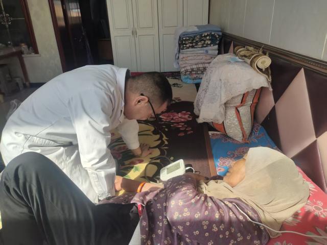 (251230) -- TONGXIN, Dec. 30, 2025 (Xinhua) -- This undated photo shows Ma Junling (L), a doctor from the health center of Hexi Township, measuring blood pressure for Yang Meilan, in Tongxin County, northwest China's Ningxia Hui Autonomous Region. TO GO WITH "Across China: Ending medicine chase -- a rural family's relief amid China's livelihood initiative" (Xinhua)