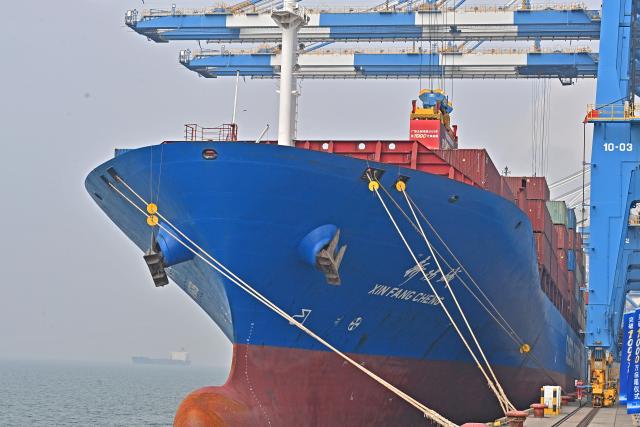 (251230) -- QINZHOU, Dec. 30, 2025 (Xinhua) -- A drone photo taken on Dec. 30, 2025 shows the 10 millionth twenty-foot equivalent unit (TEU) container of this year being hoisted at the Beibu Gulf Port in south China's Guangxi Zhuang Autonomous Region.
  The Beibu Gulf Port's container throughput this year reached 10 million TEUs on Tuesday. (Xinhua/Zhou Hua)