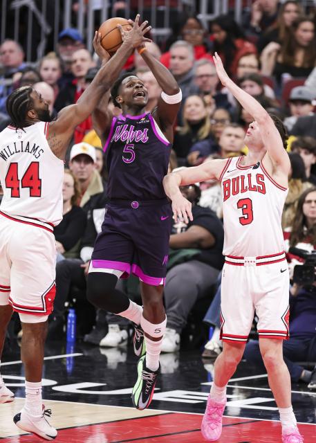 (251230) -- CHICAGO, Dec. 30, 2025 (Xinhua) -- Minnesota Timberwolves' Anthony Edwards (C) drives to the basket during the 2025-2026 NBA regular season basketball game between Minnesota Timberwolves and Chicago Bulls in Chicago, the United States, Dec. 29, 2025. (Photo by Joel Lerner/Xinhua)