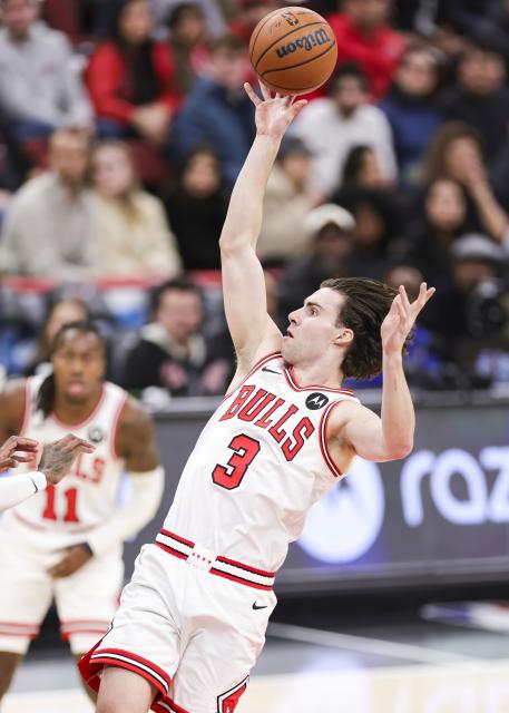 (251230) -- CHICAGO, Dec. 30, 2025 (Xinhua) -- Chicago Bulls' Josh Giddey shoots the ball during the 2025-2026 NBA regular season basketball game between Minnesota Timberwolves and Chicago Bulls in Chicago, the United States, Dec. 29, 2025. (Photo by Joel Lerner/Xinhua)