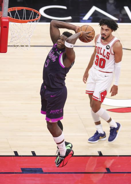 (251230) -- CHICAGO, Dec. 30, 2025 (Xinhua) -- Minnesota Timberwolves' Anthony Edwards (L) dunks the ball during the 2025-2026 NBA regular season basketball game between Minnesota Timberwolves and Chicago Bulls in Chicago, the United States, Dec. 29, 2025. (Photo by Joel Lerner/Xinhua)