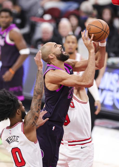 (251230) -- CHICAGO, Dec. 30, 2025 (Xinhua) -- Minnesota Timberwolves' Rudy Gobert (top) drives to the basket during the 2025-2026 NBA regular season basketball game between Minnesota Timberwolves and Chicago Bulls in Chicago, the United States, Dec. 29, 2025. (Photo by Joel Lerner/Xinhua)
