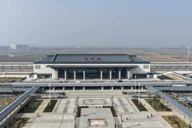 (251230) -- HEFEI, Dec. 30, 2025 (Xinhua) -- A drone photo taken on Dec. 30, 2025 shows a view of the Wuhe Railway Station in Bengbu, east China's Anhui Province.
  The Hefei-Sixian section of the Hefei-Xinyi high-speed railway was officially put into operation on Tuesday, marking the opening of another fast passenger line between Hefei City and eastern Anhui Province.
  The Hefei-Xinyi high-speed railway starts from Hefei West Railway Station in Hefei, and terminates at Xinyi East Railway Station in Xinyi City of Jiangsu Province. Spanning approximately 335 kilometers and with a design speed of 350 kilometers per hour, the railway is being constructed in phases. 
  The newly-opened section of the railway stretches 198 kilometers, setting five newly-built stations, namely Hefei West, Dingyuan East, Mingguang West, Wuhe, and Sixian East railway stations. (Xinhua/Huang Bohan)