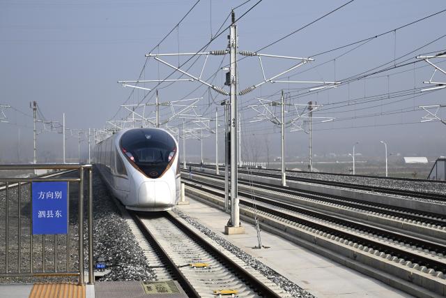 (251230) -- HEFEI, Dec. 30, 2025 (Xinhua) -- G9500, the first train of a newly-opened section of the Hefei-Xinyi high-speed railway, pulls out of the Wuhe Railway Station in Bengbu, east China's Anhui Province, Dec. 30, 2025.
  The Hefei-Sixian section of the Hefei-Xinyi high-speed railway was officially put into operation on Tuesday, marking the opening of another fast passenger line between Hefei City and eastern Anhui Province.
  The Hefei-Xinyi high-speed railway starts from Hefei West Railway Station in Hefei, and terminates at Xinyi East Railway Station in Xinyi City of Jiangsu Province. Spanning approximately 335 kilometers and with a design speed of 350 kilometers per hour, the railway is being constructed in phases. 
  The newly-opened section of the railway stretches 198 kilometers, setting five newly-built stations, namely Hefei West, Dingyuan East, Mingguang West, Wuhe, and Sixian East railway stations. (Xinhua/Huang Bohan)