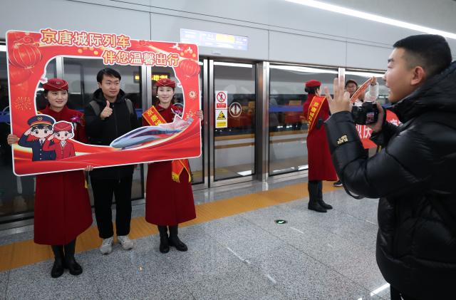 (251230) -- BEIJING, Dec. 30, 2025 (Xinhua) -- A passenger poses for photos on the platform of Beijing Tongzhou Railway Station in Beijing, capital of China, Dec. 30, 2025.
  The railway station, located in the comprehensive transportation hub of Beijing's sub-center Tongzhou District, was officially put into operation on Tuesday. (Xinhua/Zhang Chenlin)