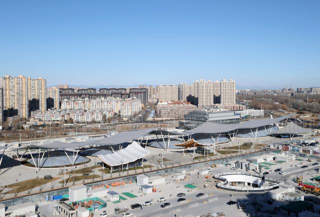 (251230) -- BEIJING, Dec. 30, 2025 (Xinhua) -- This photo taken on Dec. 30, 2025 shows an exterior view of Beijing Tongzhou Railway Station in Beijing, capital of China.
  The railway station, located in the comprehensive transportation hub of Beijing's sub-center Tongzhou District, was officially put into operation on Tuesday. (Xinhua/Zhang Chenlin)