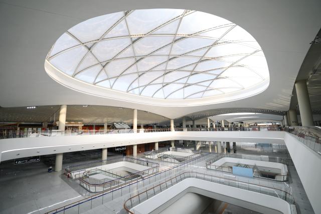 (251230) -- BEIJING, Dec. 30, 2025 (Xinhua) -- This photo taken on Dec. 30, 2025 shows an interior view of Beijing Tongzhou Railway Station in Beijing, capital of China.
  The railway station, located in the comprehensive transportation hub of Beijing's sub-center Tongzhou District, was officially put into operation on Tuesday. (Xinhua/Zhang Chenlin)