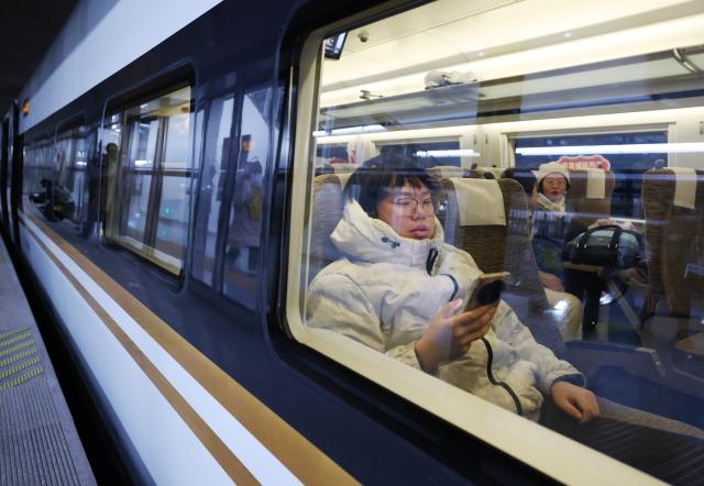 (251230) -- BEIJING, Dec. 30, 2025 (Xinhua) -- Passengers wait for departure on a train bound for Tangshan in north China's Hebei Province, at Beijing Tongzhou Railway Station in Beijing, capital of China, Dec. 30, 2025.
  The railway station, located in the comprehensive transportation hub of Beijing's sub-center Tongzhou District, was officially put into operation on Tuesday. (Xinhua/Zhang Chenlin)