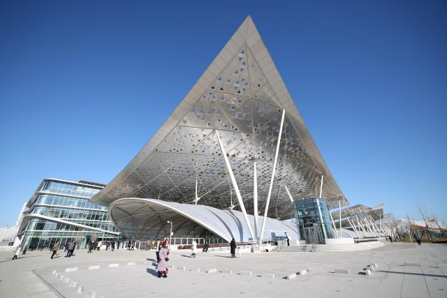(251230) -- BEIJING, Dec. 30, 2025 (Xinhua) -- This photo taken on Dec. 30, 2025 shows an exterior view of Beijing Tongzhou Railway Station in Beijing, capital of China.
  The railway station, located in the comprehensive transportation hub of Beijing's sub-center Tongzhou District, was officially put into operation on Tuesday. (Xinhua/Zhang Chenlin)