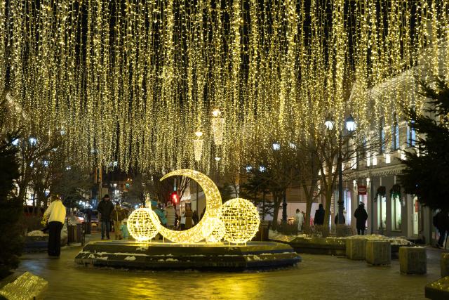 (251230) -- VLADIVOSTOK, Dec. 30, 2025 (Xinhua) -- This photo taken on Dec. 29, 2025 shows New Year's lighting installations at a pedestrian street in Russian Far East city of Vladivostok. (Photo by Andrey Matveenko/Xinhua)