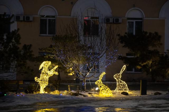 (251230) -- VLADIVOSTOK, Dec. 30, 2025 (Xinhua) -- This photo taken on Dec. 29, 2025 shows New Year's lighting installations on a street in Russian Far East city of Vladivostok. (Photo by Andrey Matveenko/Xinhua)