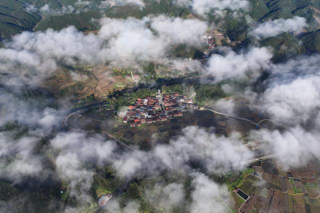 (251230) -- NANNING, Dec. 30, 2025 (Xinhua) -- An aerial drone photo taken on Nov. 28, 2025 shows a hamlet in Dongtou Town of Rongshui Miao Autonomous County, south China's Guangxi Zhuang Autonomous Region.
  Recent years saw local authorities in Guangxi boosting the development of tourism in the rural areas through a variety of cultural initiatives. (Xinhua/Huang Xiaobang)