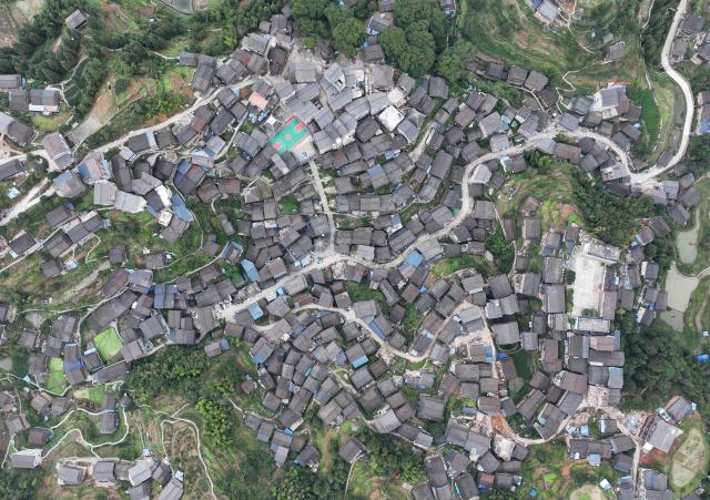 (251230) -- NANNING, Dec. 30, 2025 (Xinhua) -- An aerial drone photo taken on Nov. 5, 2025 shows a view of Gaoding Village in Dudong Town of Sanjiang Dong Autonomous County, south China's Guangxi Zhuang Autonomous Region.
  Recent years saw local authorities in Guangxi boosting the development of tourism in the rural areas through a variety of cultural initiatives. (Xinhua/Huang Xiaobang)