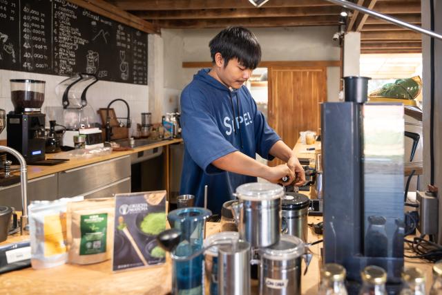 (251230) -- CHAMPASAK, Dec. 30, 2025 (Xinhua) -- A barista brews coffee at a coffee shop in Champasak Province, Laos, Dec. 17, 2025. TO GO WITH "Feature: Lao coffee's aroma goes global" (Photo by Ma Huaizhao/Xinhua)