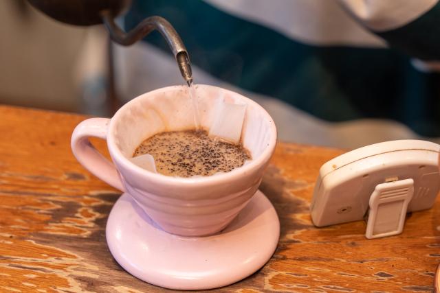 (251230) -- CHAMPASAK, Dec. 30, 2025 (Xinhua) -- A barista brews coffee at a coffee shop in Vientiane, Laos, Dec. 22, 2025. TO GO WITH "Feature: Lao coffee's aroma goes global" (Photo by Ma Huaizhao/Xinhua)