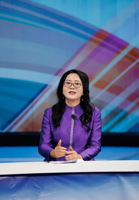 (251230) -- BEIJING, Dec. 30, 2025 (Xinhua) -- Xia Hua, chairwoman of Eve Group, a garment brand in China, speaks at the recording site of the latest episode of the China Economic Roundtable, an all-media talk show hosted by Xinhua News Agency. (Xinhua/Jin Liwang)