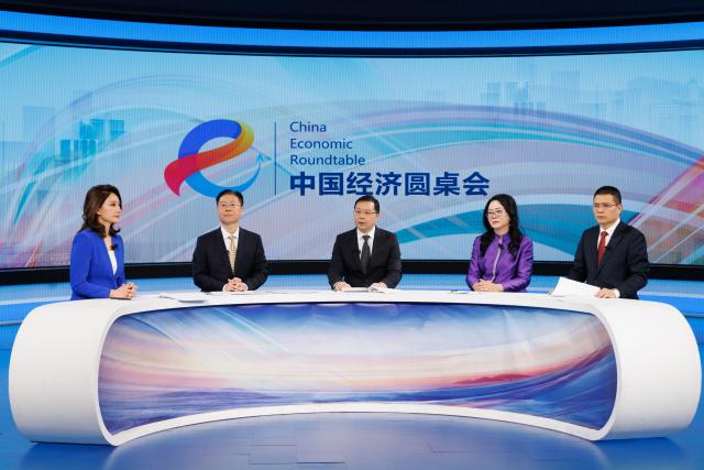 (251230) -- BEIJING, Dec. 30, 2025 (Xinhua) -- Guests attend the latest episode of the China Economic Roundtable, an all-media talk show hosted by Xinhua News Agency. (Xinhua/Jin Liwang)