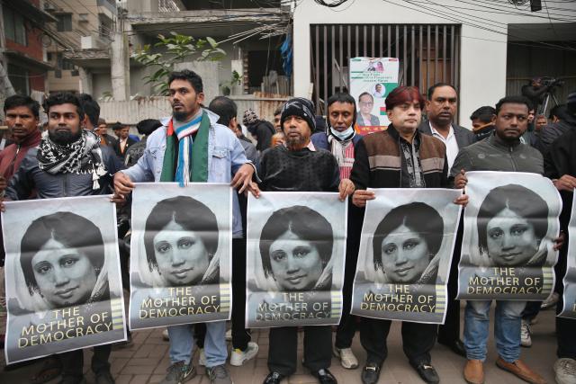 (251230) -- DHAKA, Dec. 30, 2025 (Xinhua) -- People hold posters bearing portraits of Bangladesh's former Prime Minister Khaleda Zia as they mourn her outside the Evercare hospital in Dhaka, Bangladesh, Dec. 30, 2025. Khaleda Zia, also chairperson of the Bangladesh Nationalist Party, passed away due to illness at the age of 80 in the capital Dhaka at around 6:00 a.m. local time Tuesday, her party said in a social media post.
   The Bangladeshi interim government has declared three days of state mourning from Wednesday to Friday following the death of Zia. (Photo by Habibur Rahman/Xinhua)