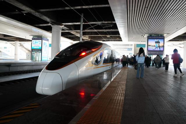 (251230) -- TANGSHAN, Dec. 30, 2025 (Xinhua) -- A high-speed train arrives at the Tangshan Railway Station in Tangshan, north China's Hebei Province, Dec. 30, 2025. The Beijing-Tangshan intercity railway linking Tongzhou District of Beijing, Baodi District of Tianjin, and Tangshan of Hebei, all in north China, started full-line operation on Tuesday. It is designed with a top speed of 350 km/h, and slashes the travel time between Tongzhou and Tangshan to a minimum of 55 minutes. (Photo by Dong Jun/Xinhua)