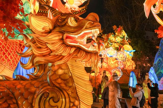 (251230) -- NANJING, Dec. 30, 2025 (Xinhua) -- Citizens view lantern decorations at the Confucius Temple scenic area in Nanjing, east China's Jiangsu Province, Dec. 30, 2025. The lantern decorations are displayed here in celebration of the upcoming New Year. (Xinhua/Li Bo)