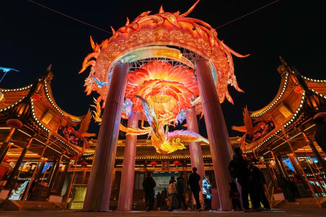 (251230) -- NANJING, Dec. 30, 2025 (Xinhua) -- Citizens view lantern decorations at the Confucius Temple scenic area in Nanjing, east China's Jiangsu Province, Dec. 30, 2025. The lantern decorations are displayed here in celebration of the upcoming New Year. (Xinhua/Li Bo)