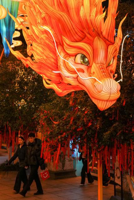 (251230) -- NANJING, Dec. 30, 2025 (Xinhua) -- Citizens view lantern decorations at the Confucius Temple scenic area in Nanjing, east China's Jiangsu Province, Dec. 30, 2025. The lantern decorations are displayed here in celebration of the upcoming New Year. (Xinhua/Li Bo)
