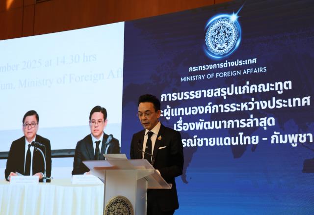 (251230) -- BANGKOK, Dec. 30, 2025 (Xinhua) -- Thai Foreign Ministry spokesperson Nikorndej Balankura speaks at a press conference in Bangkok, Thailand, Dec. 30, 2025. Nikorndej said on Tuesday that, given the current caretaker status of the Thai government and the continued presence of landmines rendering the border areas unsafe, Thailand considers that conditions are not yet met for convening a Joint Boundary Commission (JBC) meeting. (Xinhua/Chang Tiantong)